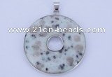 NGP615 5pcs 6*41mm kiwi stone with brass setting donut pendants