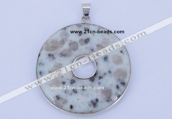 NGP615 5pcs 6*41mm kiwi stone with brass setting donut pendants